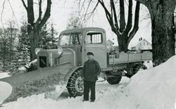 Brøyting med FWD lastebil og spissplog mellom 1936-1950