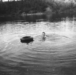 Turid Karikoski bader i en innsjø.