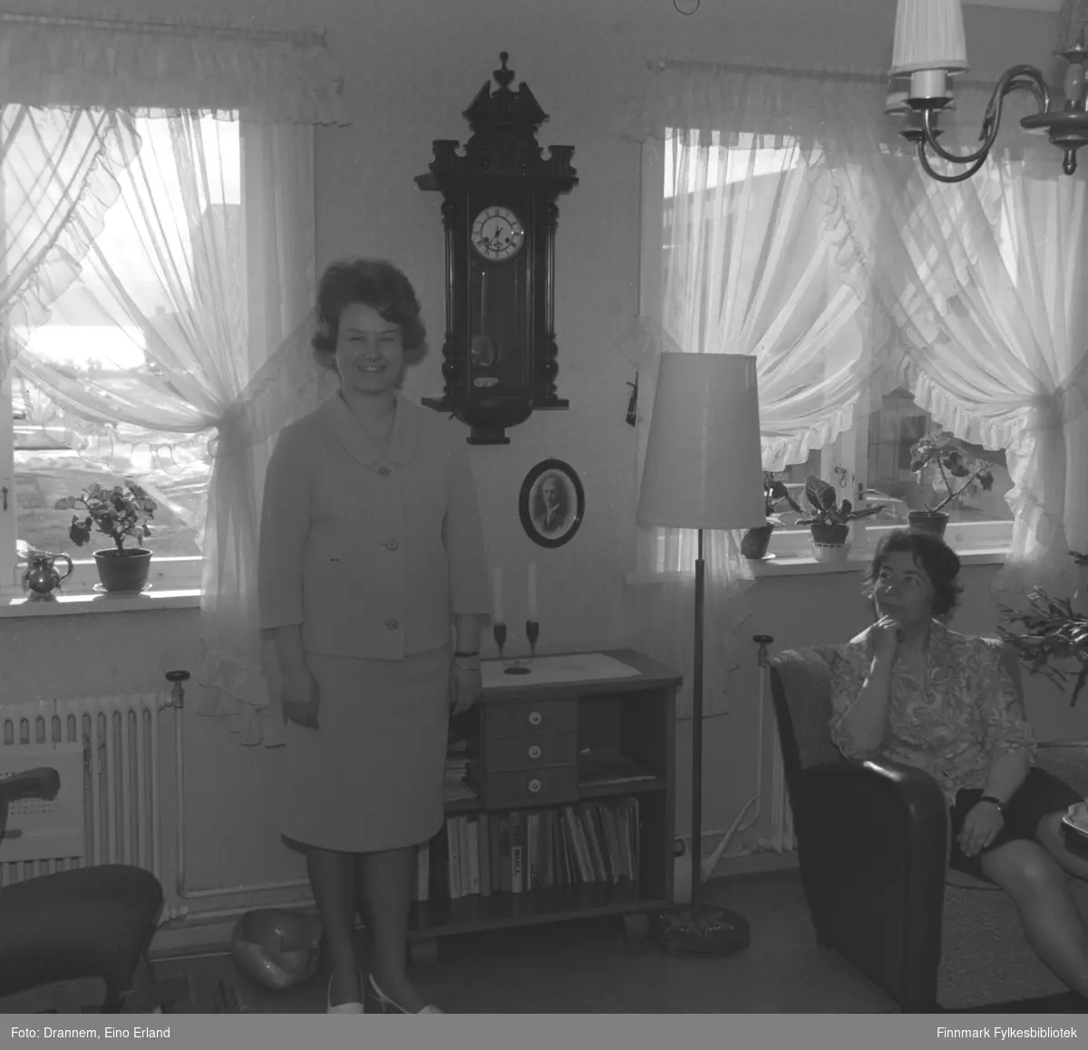 Turid Karikoski og Jenny Drannem fotografert i stua hjemme i Hammerfest.