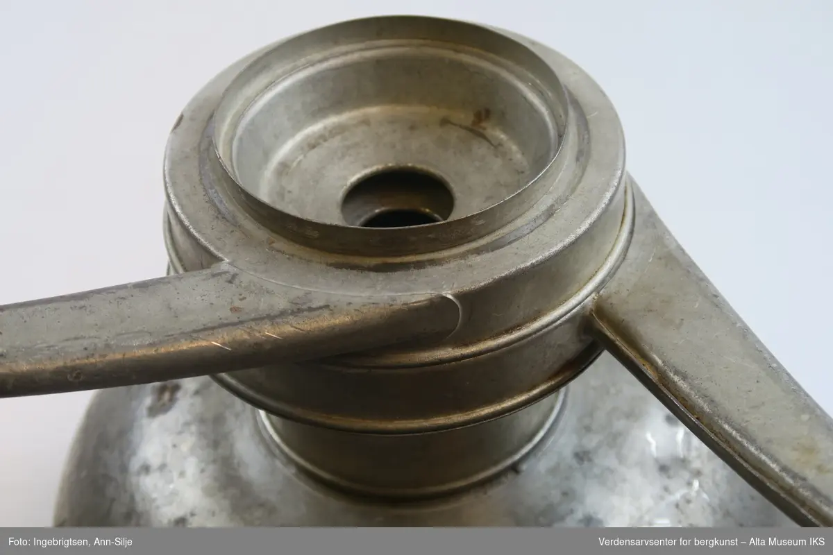 Manuelt apparat for å skille fløten fra melken. Den runde melkebeholderen er påmontert en sveivefot som kan skrues fast på et underlag.