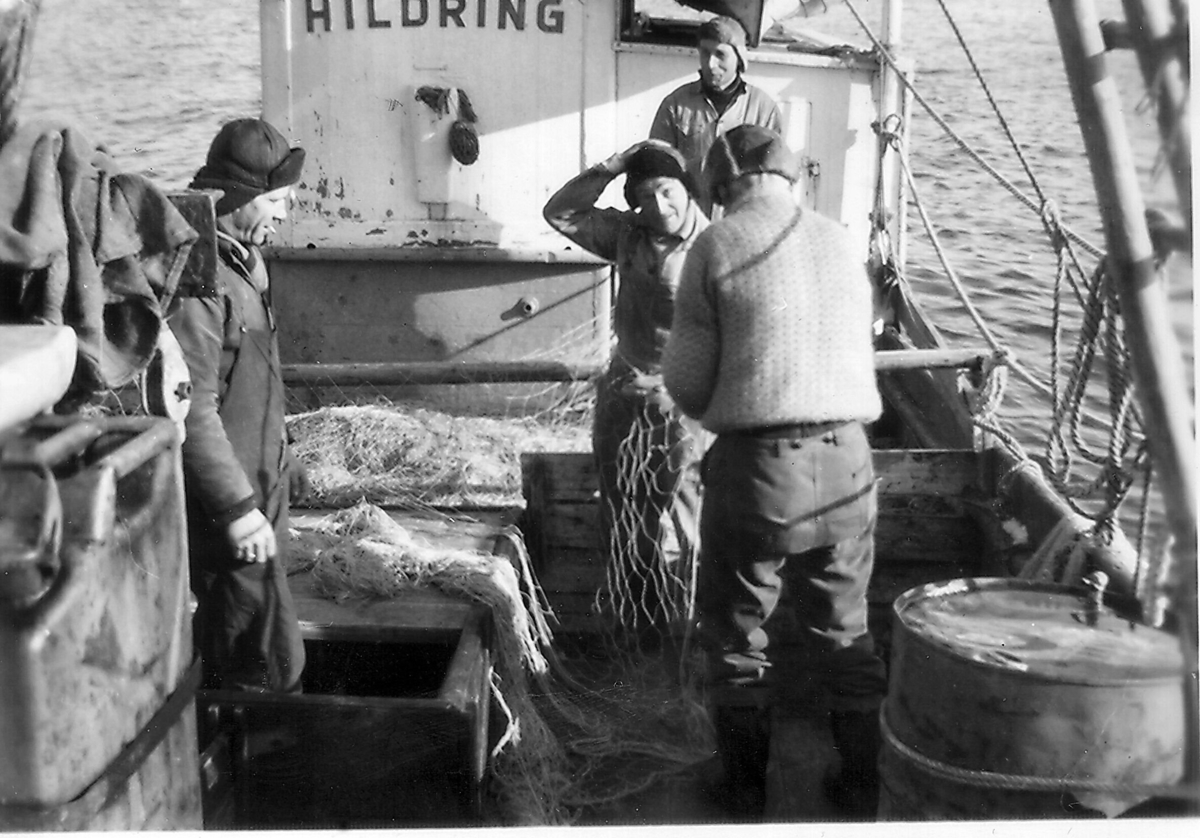 Fiskere arbeider på dekket til M/K "Hildring".