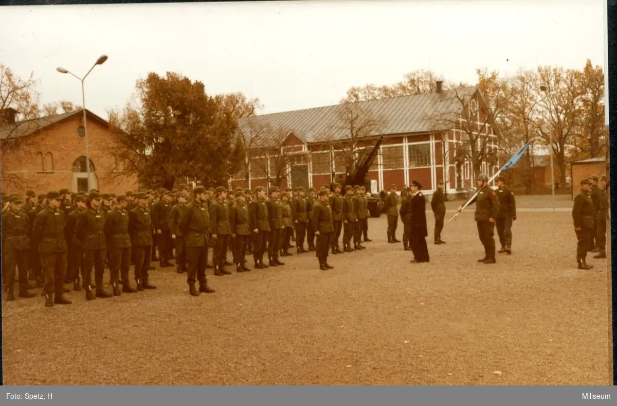 Militärbefälhavaren (Norén) Schubak tar emot regementet, A6.
