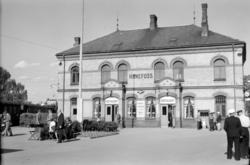 Hønefoss stasjon med reisende og persontog på Bergensbanen