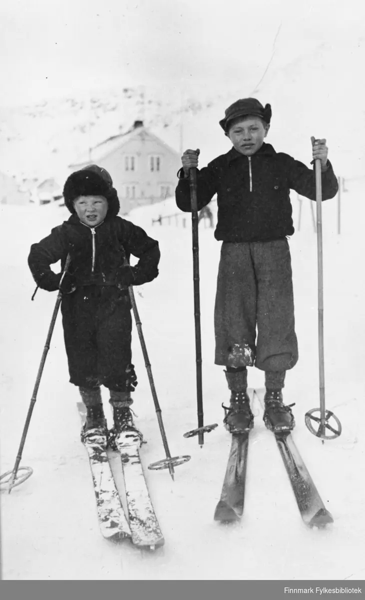 To gutter på ski, muligens fotografert i Kjøllefjord. B 5727