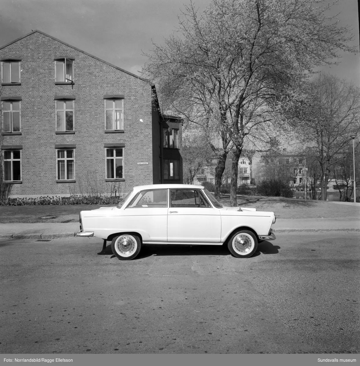 Begagnade bilar hos Philipssons. Första bilden en DKW F12 fotograferad på Södra Tjärngatan och andra bilden interiör från bilhallen vid Norra Järnvägsgatan.