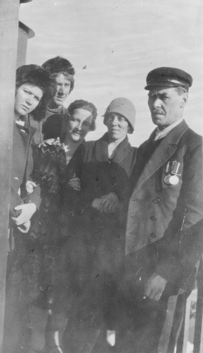 Fra en utflukt til Kjølnes fyr.  Fru Torp, sokneprest Carl Torp, Ingrid Frantzen, Anna Berlin, fyrvokter Bertram Berlin med medaljer fra tjeneste på sjøen under den 1. verdenskrig.