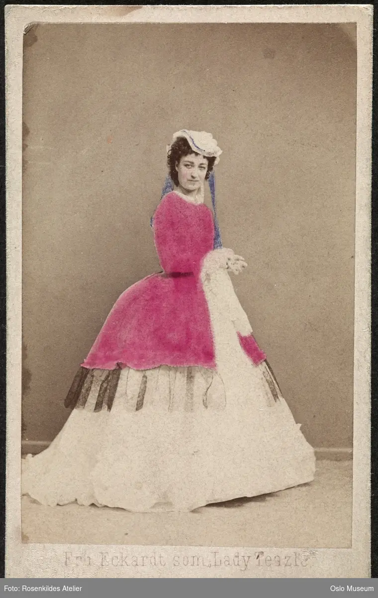 portrett, kvinne, skuespillerinne, rollebilde, Lady Teazle i "Bagtalelsens Skole" på Det Kongelige Teater, stående helfigur, kostyme