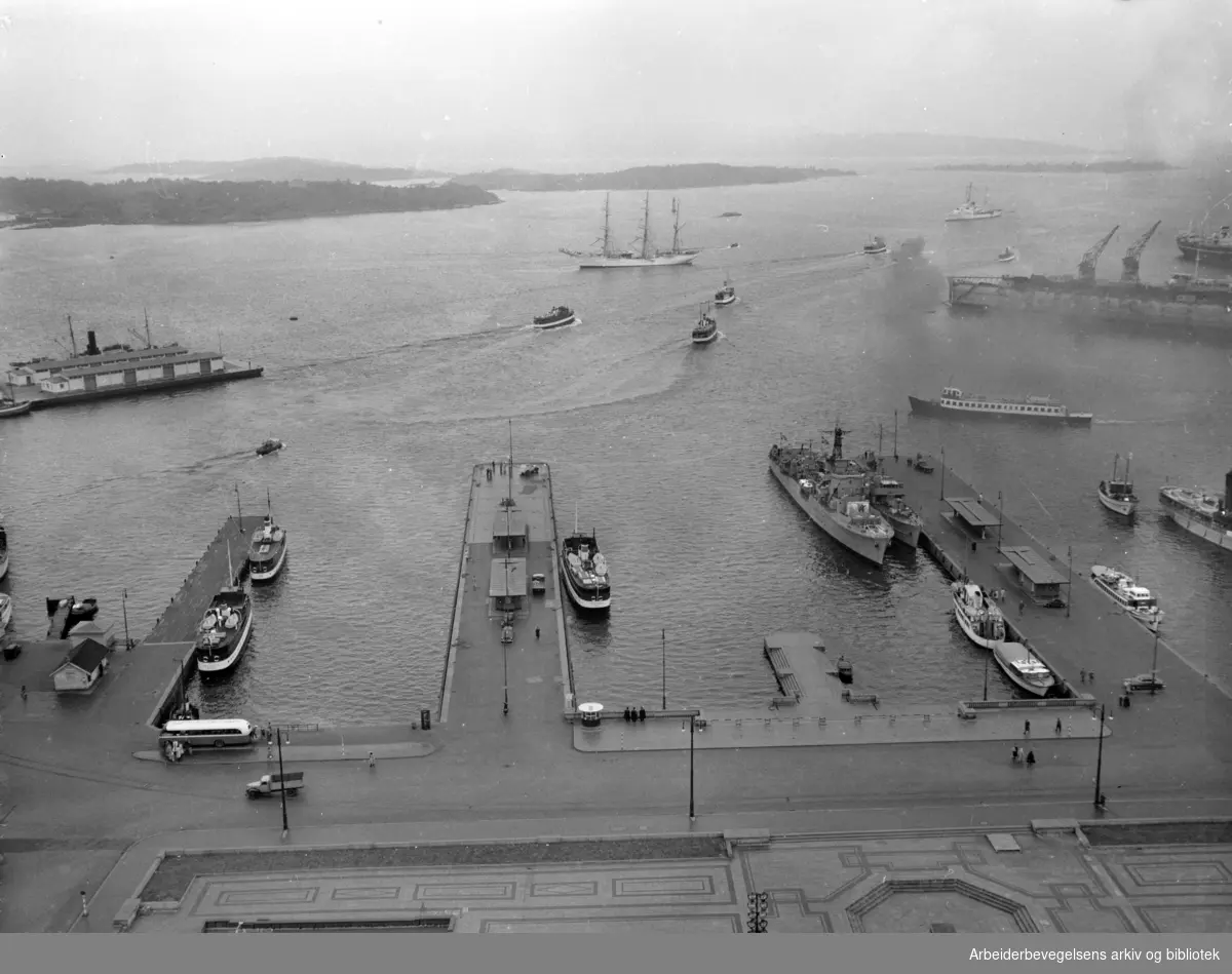 Oslo Havn: Honnørbrygga.I bakgrunnen skimtes Hovedøya, Lindøya og Nakholmen..Juni 1952