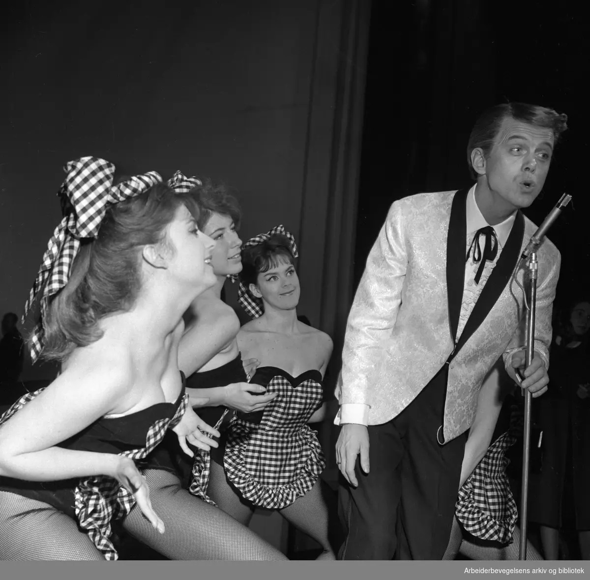 Toralv Maurstad og dansere i stykket "Teenager love". Oslo Nye Teater. Oktober 1963.