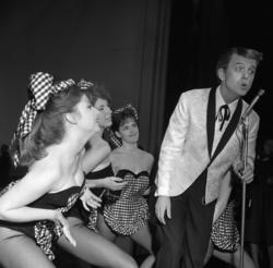 Toralv Maurstad og dansere i stykket "Teenager love". Oslo N