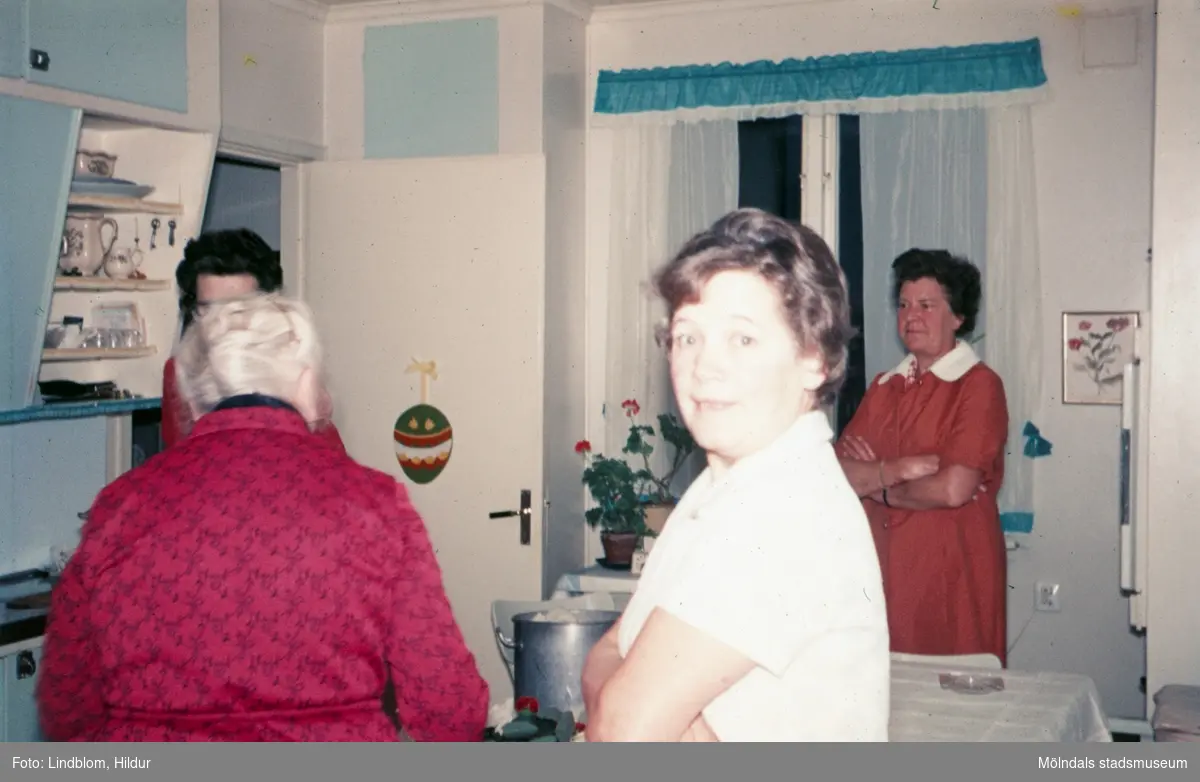 Fyra kvinnor i ett kök, 1960-1970-tal. Fotografiet är möjligen taget hemma hos tant Hildur, d.v.s. Hildur Lindblom, som var delägare i Rasmussons skoaffär. Kvinnan till vänster med ryggen emot är tant Karin, d.v.s. Karin Gren, ägare av skoaffären och kvinnan till höger, som tittar in i kameran, är Märta Sjögren.

För mer information om bilden se under tilläggsinformation.