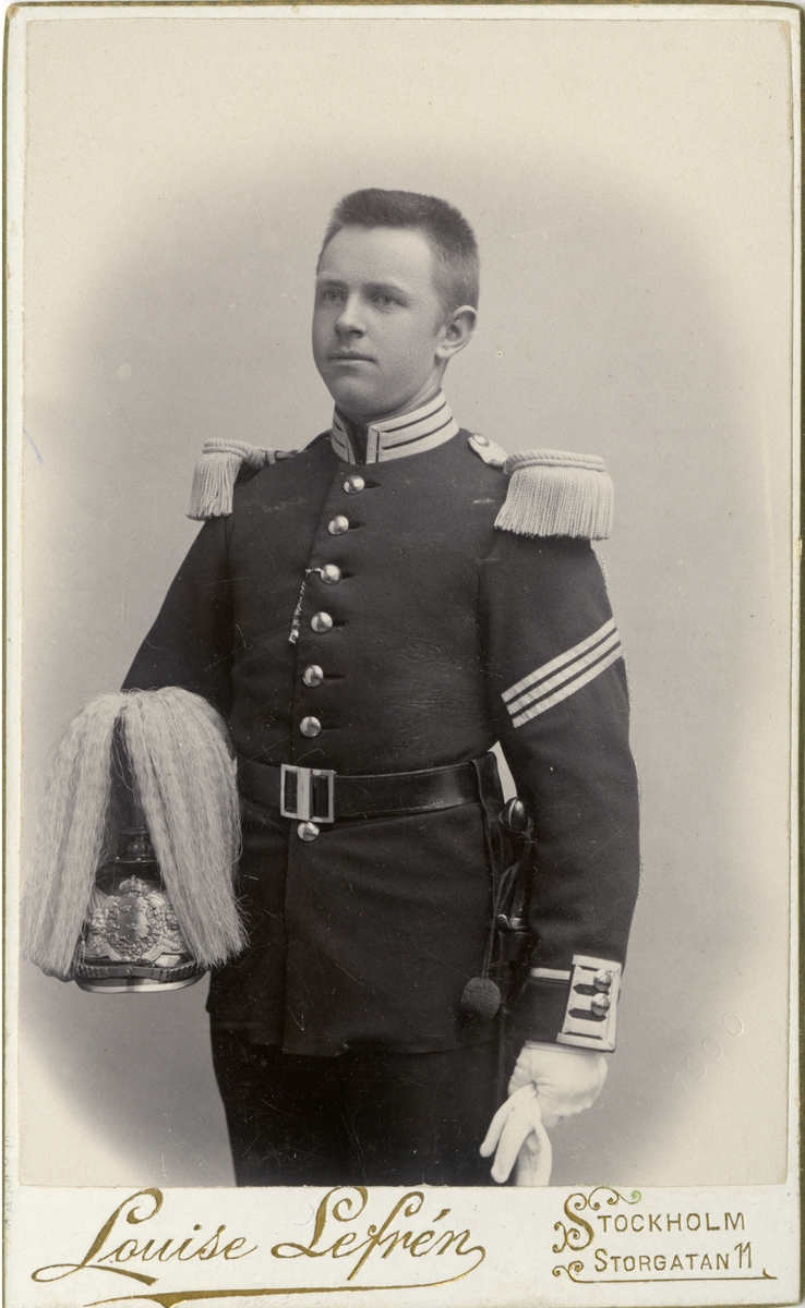 Porträtt av Martin Mårtenson, officer vid Svea livgarde I 1.

Se även bild AMA.0000856, AMA.0000857 och AMA.0009874.