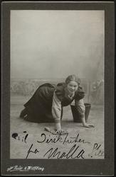 Signe Heide Steen som Malla.