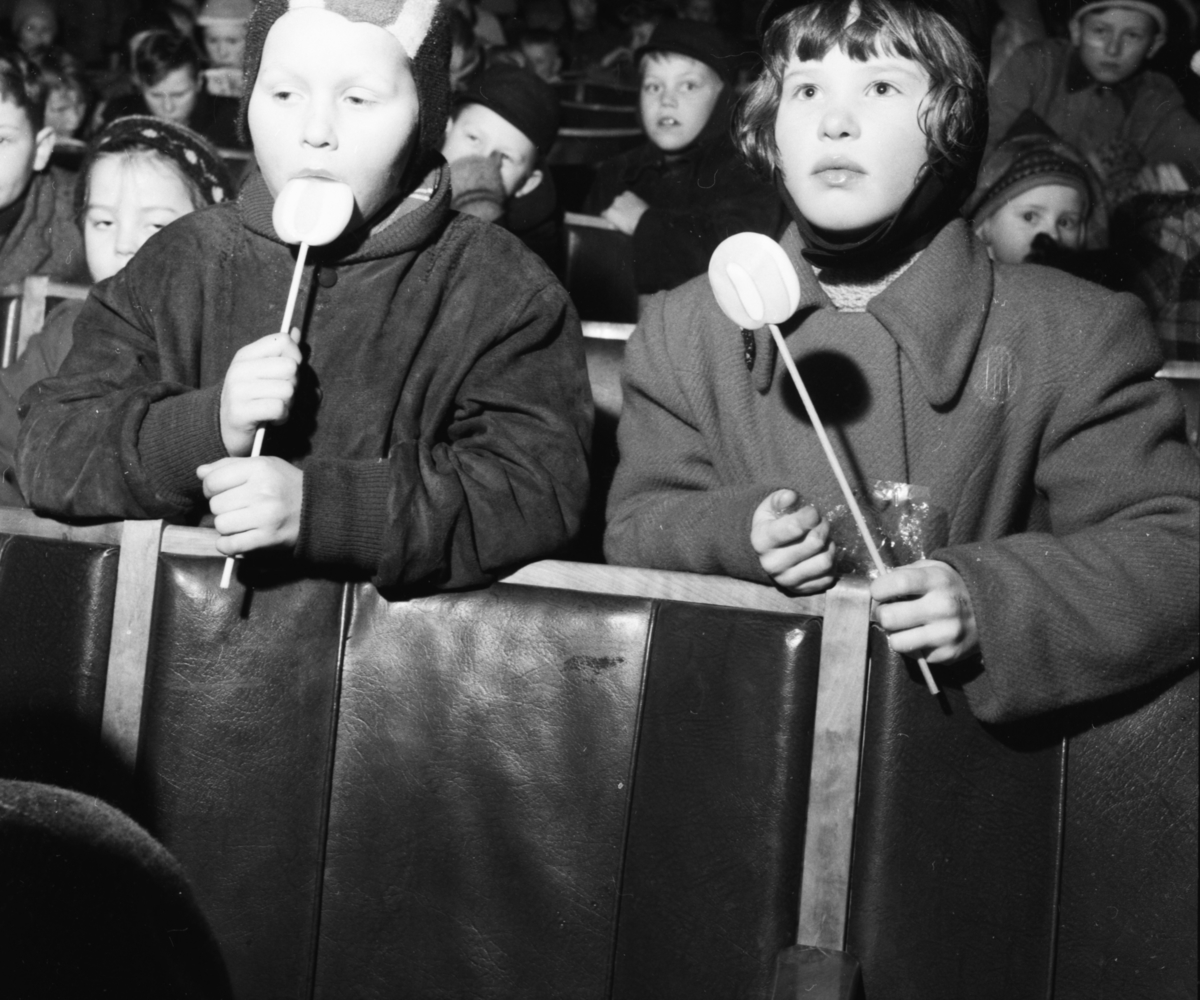 Vardens arkiv. "Barneforestilling på kino i Park Biografen " 04.03.1954