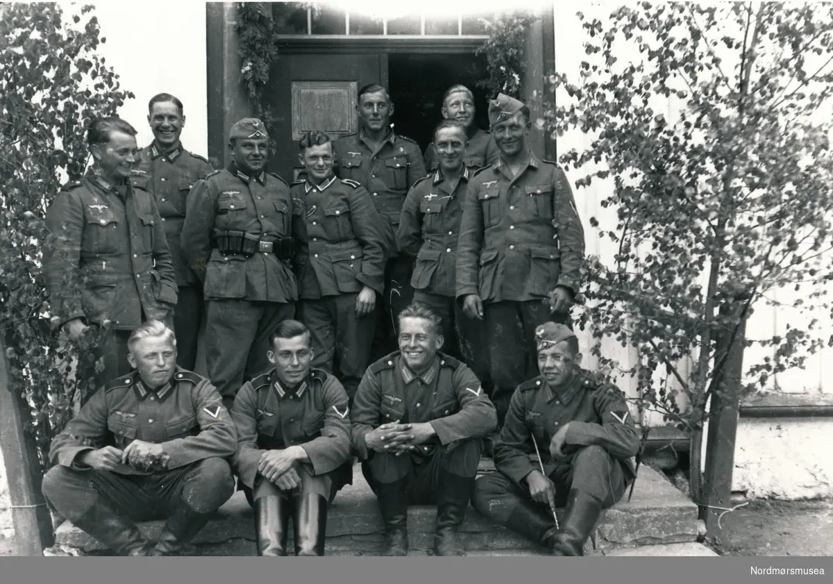 Felles bilde av tyska soldater på trappa uten for eit hus.