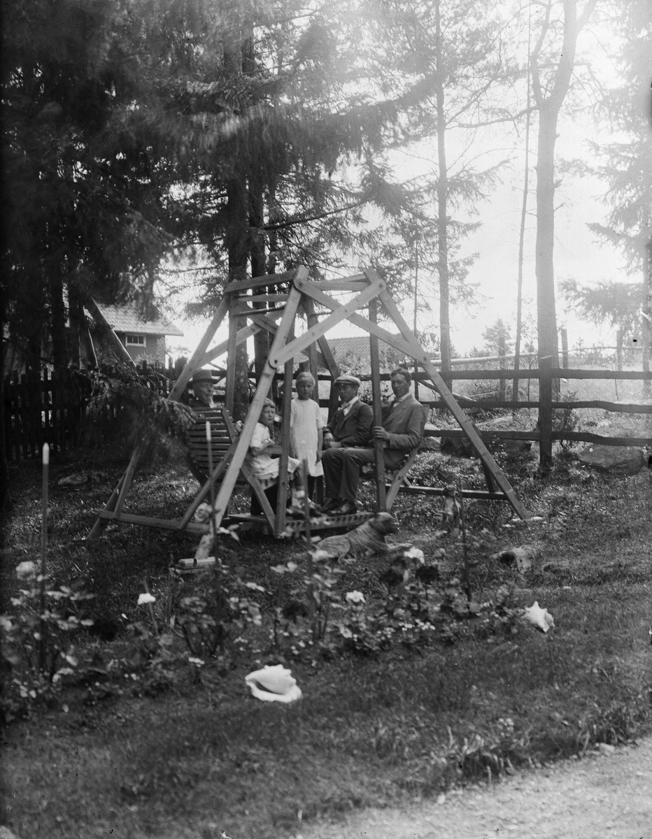 "I amerikanska gungan hos Enwall Fjärdhundra", Simtuna socken, Uppland 1918