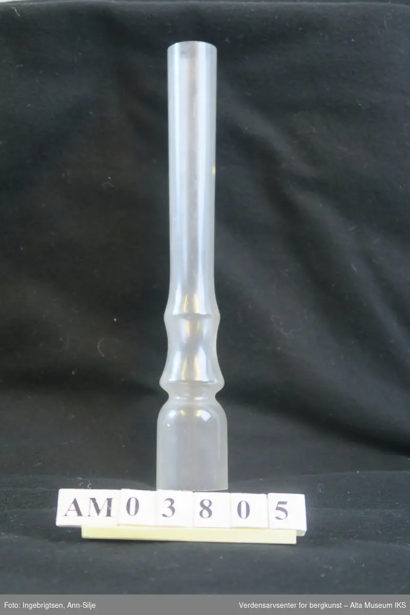 Sylinderformet glassrør som er smal oppe og bredere nede.