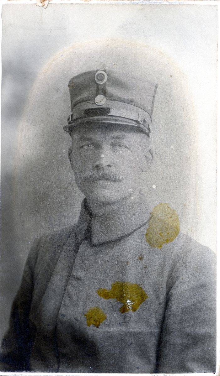 Portrett av Herman Karlsgot iført uniform.