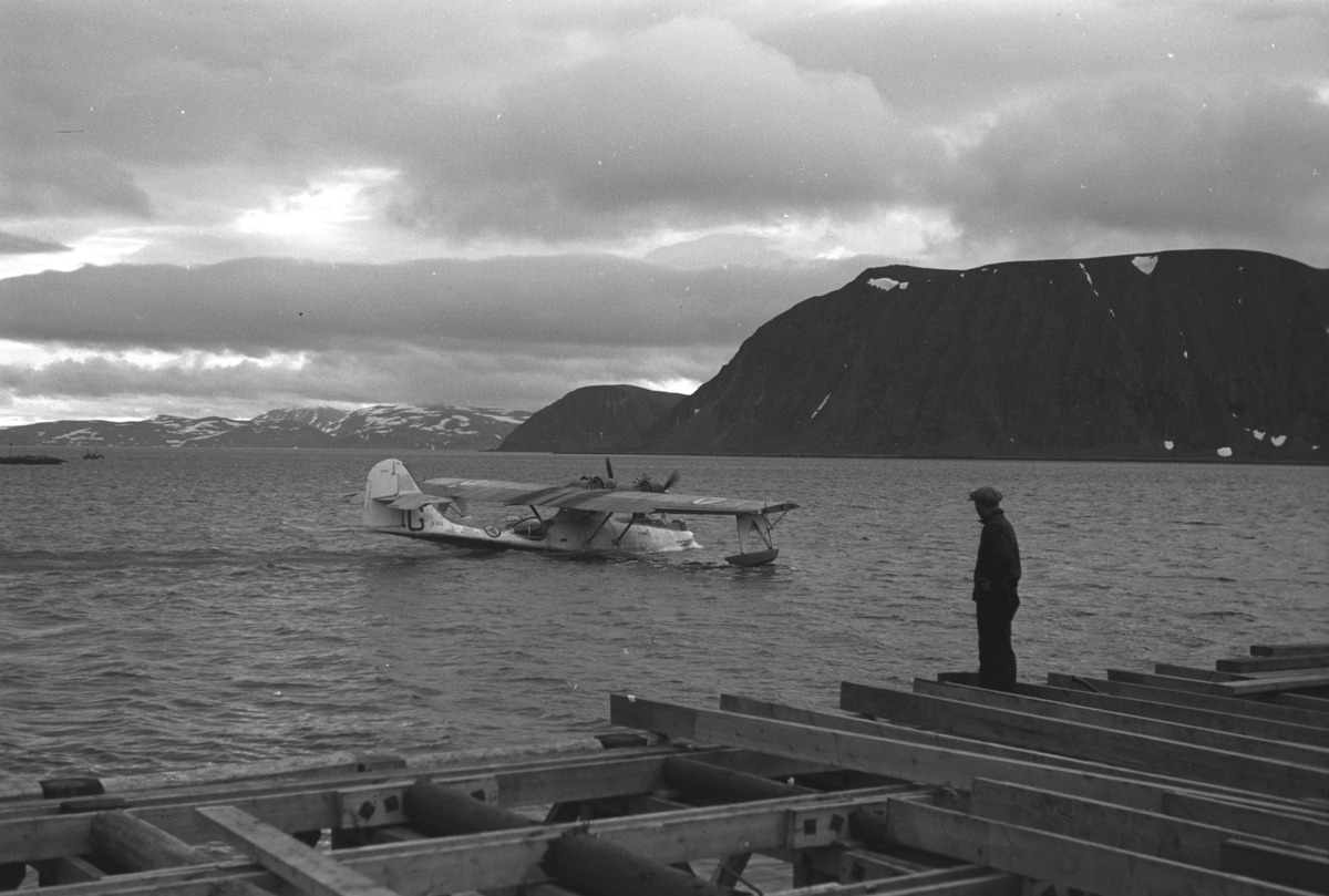 Gjenreisning i Honningsvåg. En Catalina-flybåt i havn. Foran en kai under bygging. 1946/47.