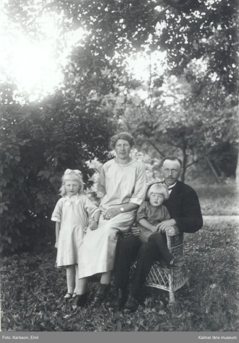 Makarna Axel och Olga Persson, Grönhult, med barnen Birgitta och Ivar.