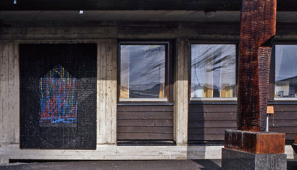 I 1995 brant Sysselmannens kontor til grunnen. Flere av kunstverkene ble ødelagt. Dette ble totalskadet og måtte kondemneres.