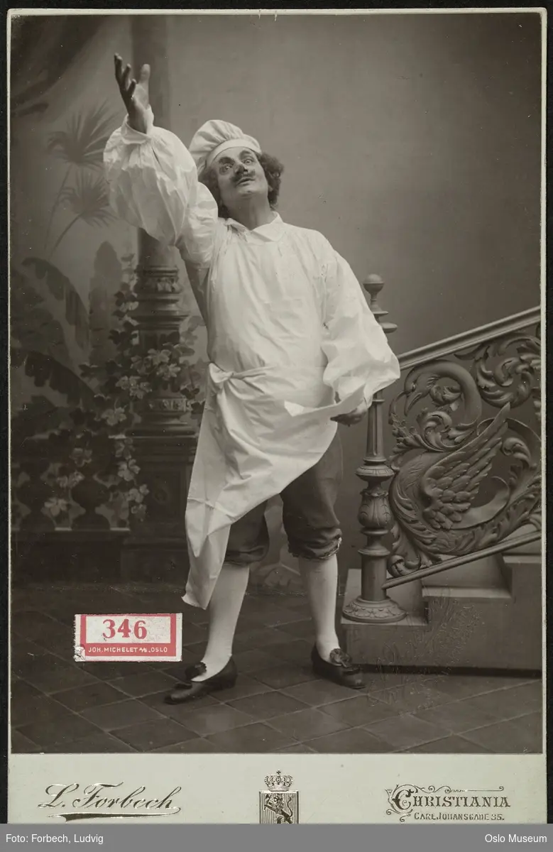 portrett, mann, skuespiller, rollebilde, Ragueneau i "Cyrano de Bergerac" på Nationaltheatret, stående helfigur, kostyme