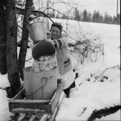 Vardens arkiv. "Håpløse vannforhold på Jøntvedt"  18.02.1954