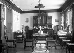 Fire interiørbilder fra Rogneby gård, Østre Toten.
Bilde nr