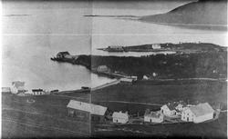 Utsikt over Samasjøen, med Holstgården i forgrunnen. Hamnnes