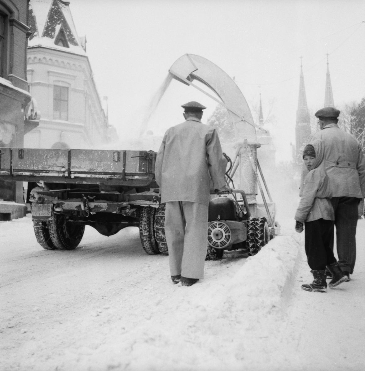 Vardens arkiv. "Snøfreser i aksjon i Skiens gater"  18.02.1954