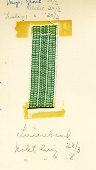 Bandprov; linneband mönstrat i grönt och vitt. Bandet är fästat på en kartong med texten: "Linneband kokt ling. 28/3 kokt ling. 8" och "Varp: grönt 30/2 blekt 24/2 Inslag: blekt 20/2".Lika som inv.nr. 
WLHF-0364:8.Inv.nr. 
WLHF-0363 och WLHF-0364 innehåller samma band i flera färgställningar.