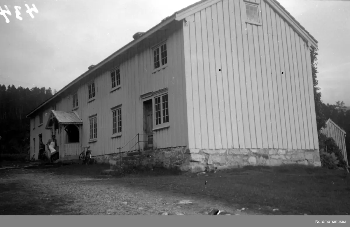 Et våninghus på Todalshaug i Surnadal kommune. Huset har et kåpovnsparti i midten (se 1942/426, samt Yderstads skrifter Bind VI side 91-93). En ser fra mønevegg (fra kuttet i taket) og langsetter en av langveggene. Nordmøre Museums bildesamling
