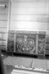 På bildet ser vi en malt kiste fra Ytre Ørsal. Eier er Krist