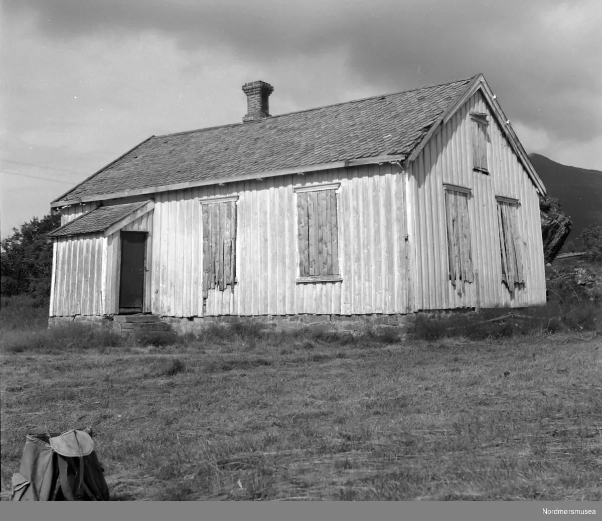 Frei gamle skolehus, fra omkring 1860 årene, ved storsteinen på Øvre Frei gård.  Bildet er trolig tatt omkring august 1958. Fra Nordmøre museums fotosamlinger. EFR2015