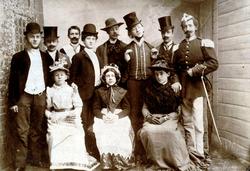 Teatergruppe i Kristiansund. (Fra Nordmøre Museum sin fotosa