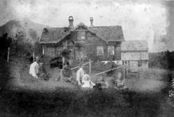 Våningshuset på Ned-Trøa før det ble ombyd i 1949. Fra høyre