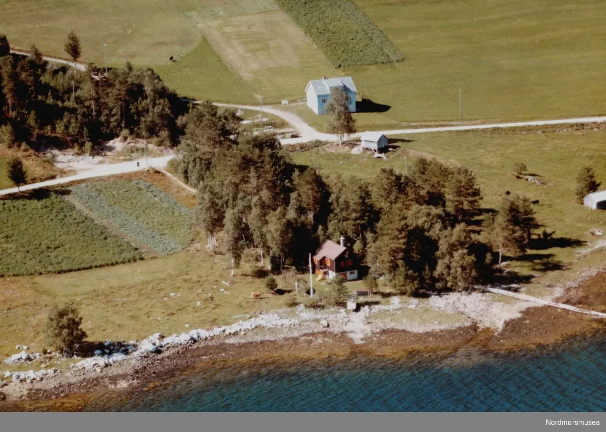 Flyfoto fra Bekkerbo hytte på Meisingset. Bildet er datert 30. juli 1963, og fotograf er Widerøe's Flyveselskap a/s. Fra Nordmøre Museums fotosamlinger.
