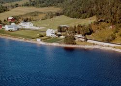Flyfoto fra Tingvoll. Fabrikken vi ser til venstre er nå fly