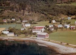 Flyfoto. Den nedlagte skolen på Stangvik, Surnadal kommune. 