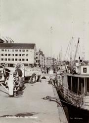 Varer fra Margarin Centralens lastebil losses og blir lastet