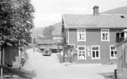 Bilen er en Ford V8 1937, trolig Sverdrups egen. Kfr. tekst 