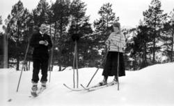 To personer trolig fra Sverdrupfamilien, her ute på skitur. 