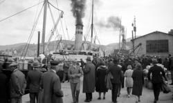 ";Pappabåten";, damp-ruteskipet Ganger Rolv ved Piren. Fra N