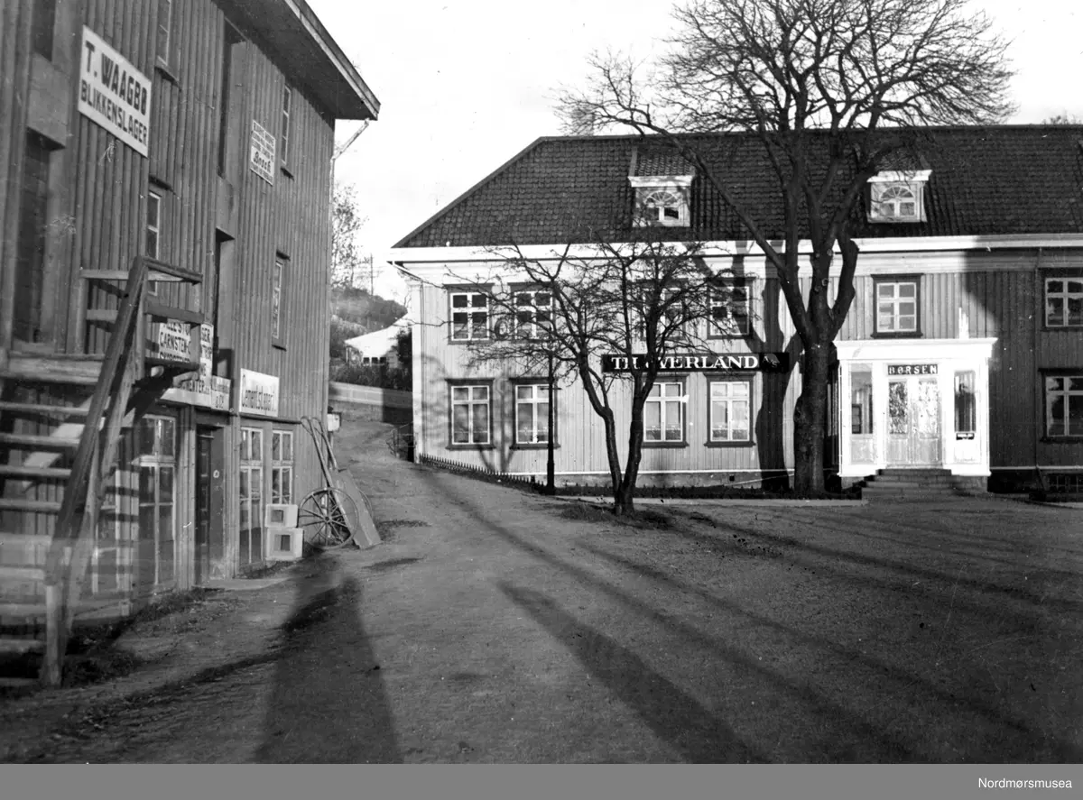 Johnsengården/Børsen med den ene brygga til høyre og ...