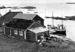 Foto av et fiskefartøy fortøyd ute ved en
kai
ute
i
skjærgår