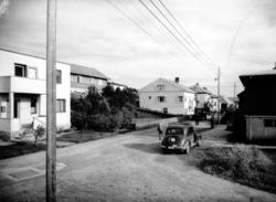 Tennisveien, x-Øvre John Allans gate, hvor vi ser nedover mo