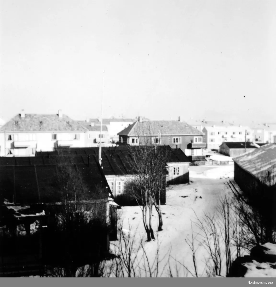 Foto fra gjenreisningsbyen Kristiansund, hvorfra vi ser brakkene øverst oppe i Langveien på Kirkelandet. Datering er sannsynligvis omkring 1950 til 1958. Fra Nordmøre museums fotosamlinger.
