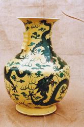 En kinesisk inspirert vase, dekorert med dragemotiver. Ukjen