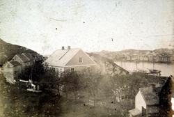 Innlandet skole sett fra sørøst, med mindre bebyggelse i run