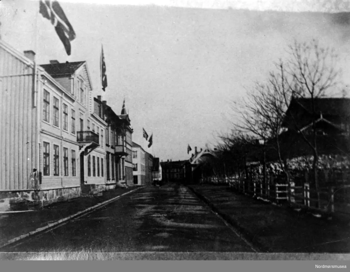Skolegata, sett fra krysset ved Langveien. Her ser vi husene har heist det norske flagget. 17. mai ? Fra Nordmøres fotosamlinger.